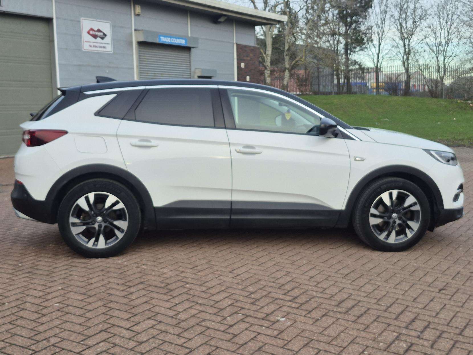 A 2020 VAUXHALL GRANDLAND X 1.2 Turbo SRi Nav SUV 5dr Petrol Manual Euro 6 (s/s) (130 ps) A 2020 VAUXHALL GRANDLAND X 1.2 Turbo SRi Nav SUV 5dr Petrol Manual Euro 6 (s/s) (130 ps)