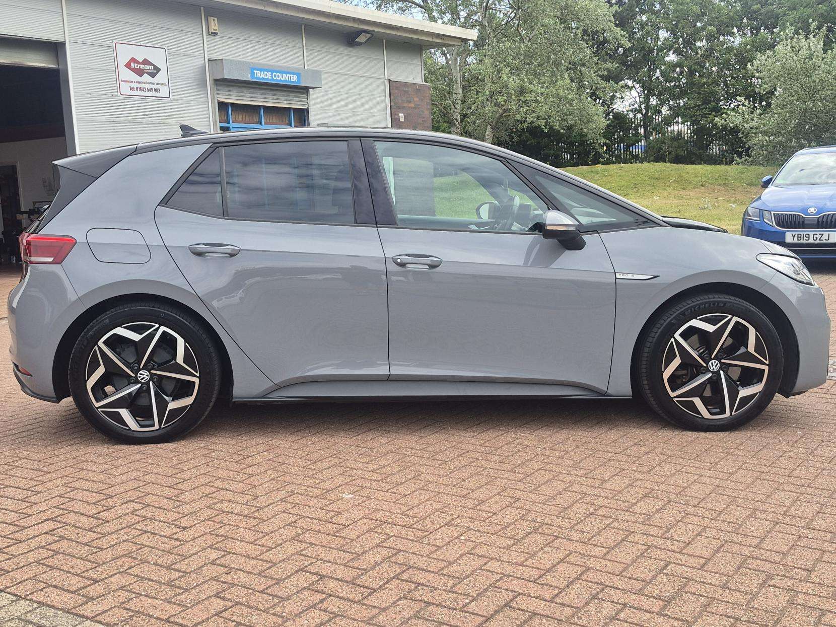 A 2021 VOLKSWAGEN ID.3 Pro S 77kWh Tour Hatchback 5dr Electric Auto (204 ps) A 2021 VOLKSWAGEN ID.3 Pro S 77kWh Tour Hatchback 5dr Electric Auto (204 ps)