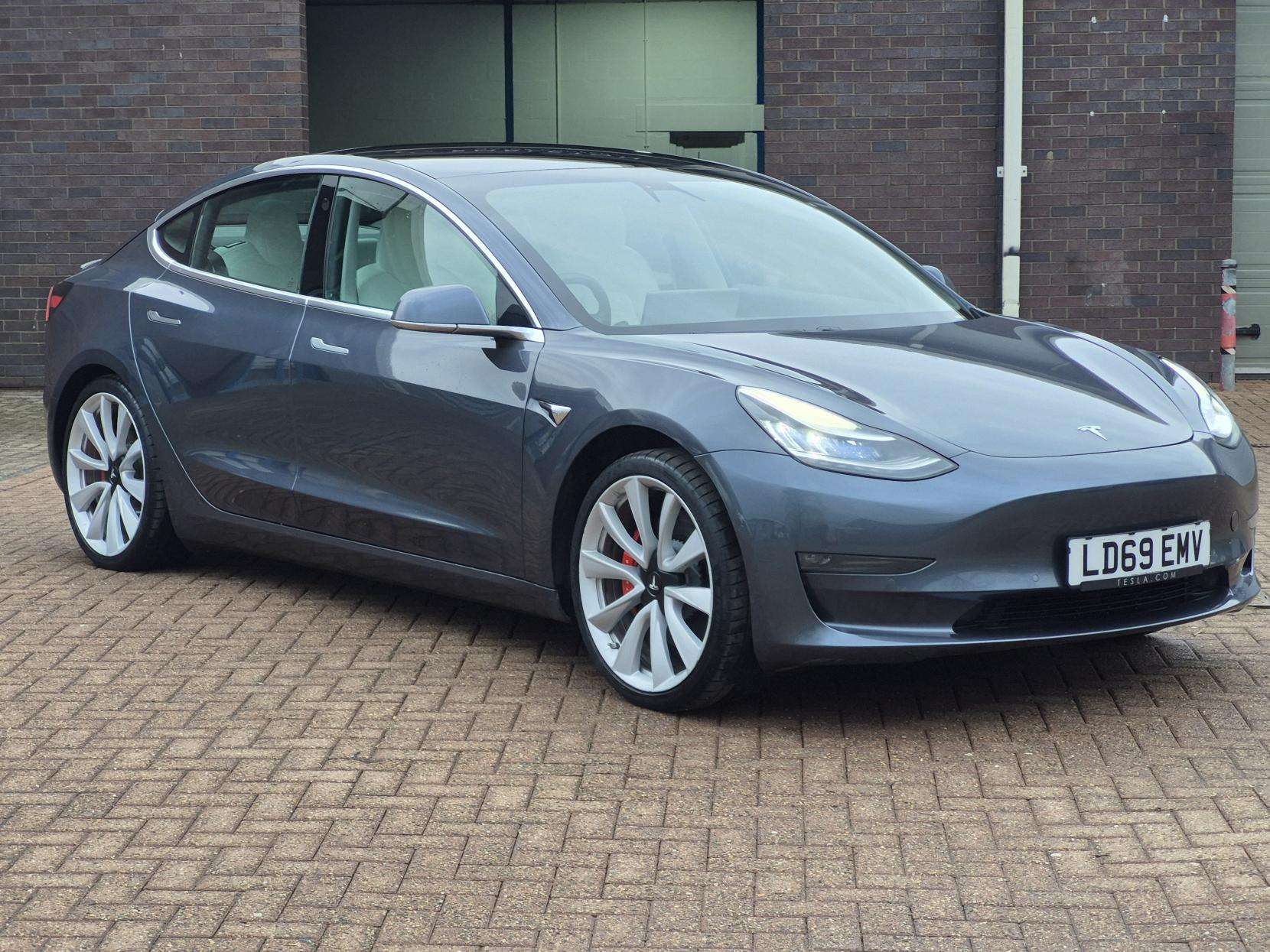A 2019 TESLA MODEL 3 (Dual Motor) Performance Saloon 4dr Electric Auto 4WDE (Performance Upgrade) (449 bhp) A 2019 TESLA MODEL 3 (Dual Motor) Performance Saloon 4dr Electric Auto 4WDE (Performance Upgrade) (449 bhp)