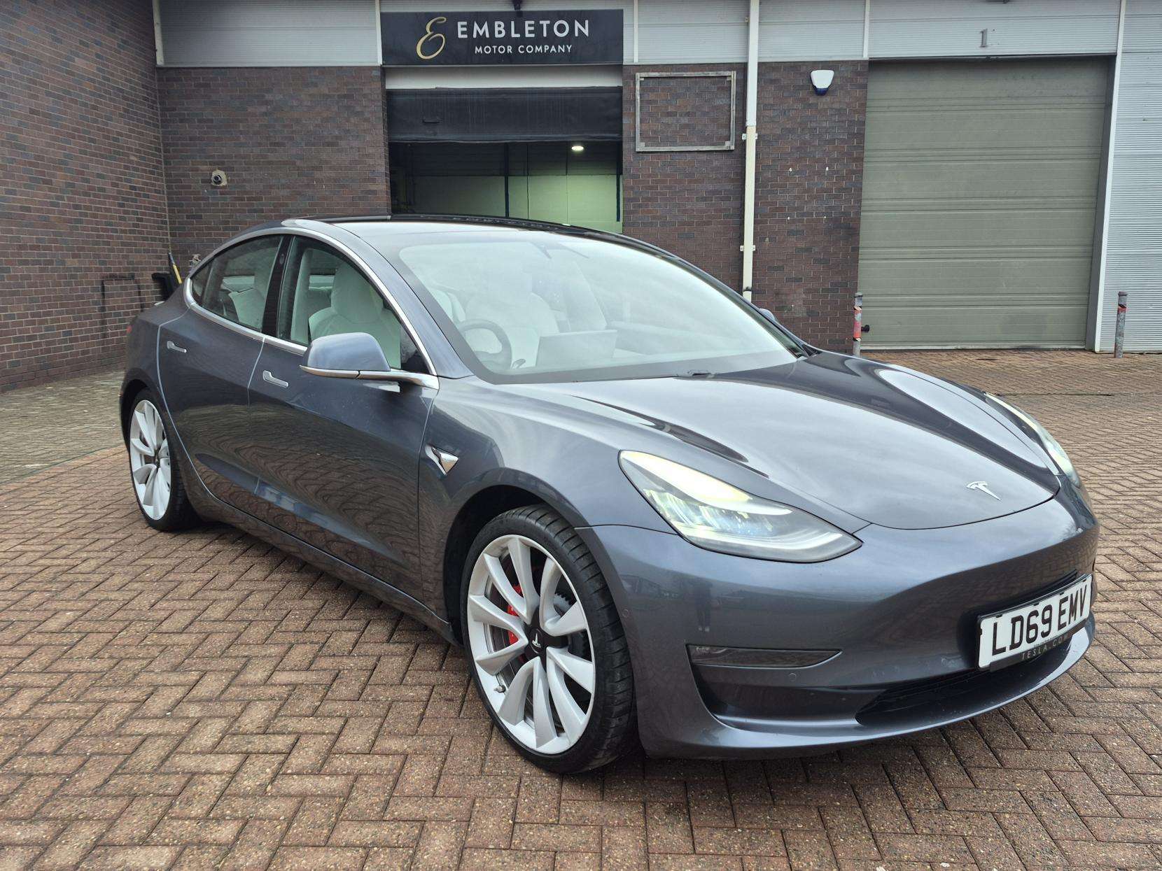 A 2019 TESLA MODEL 3 (Dual Motor) Performance Saloon 4dr Electric Auto 4WDE (Performance Upgrade) (449 bhp) A 2019 TESLA MODEL 3 (Dual Motor) Performance Saloon 4dr Electric Auto 4WDE (Performance Upgrade) (449 bhp)