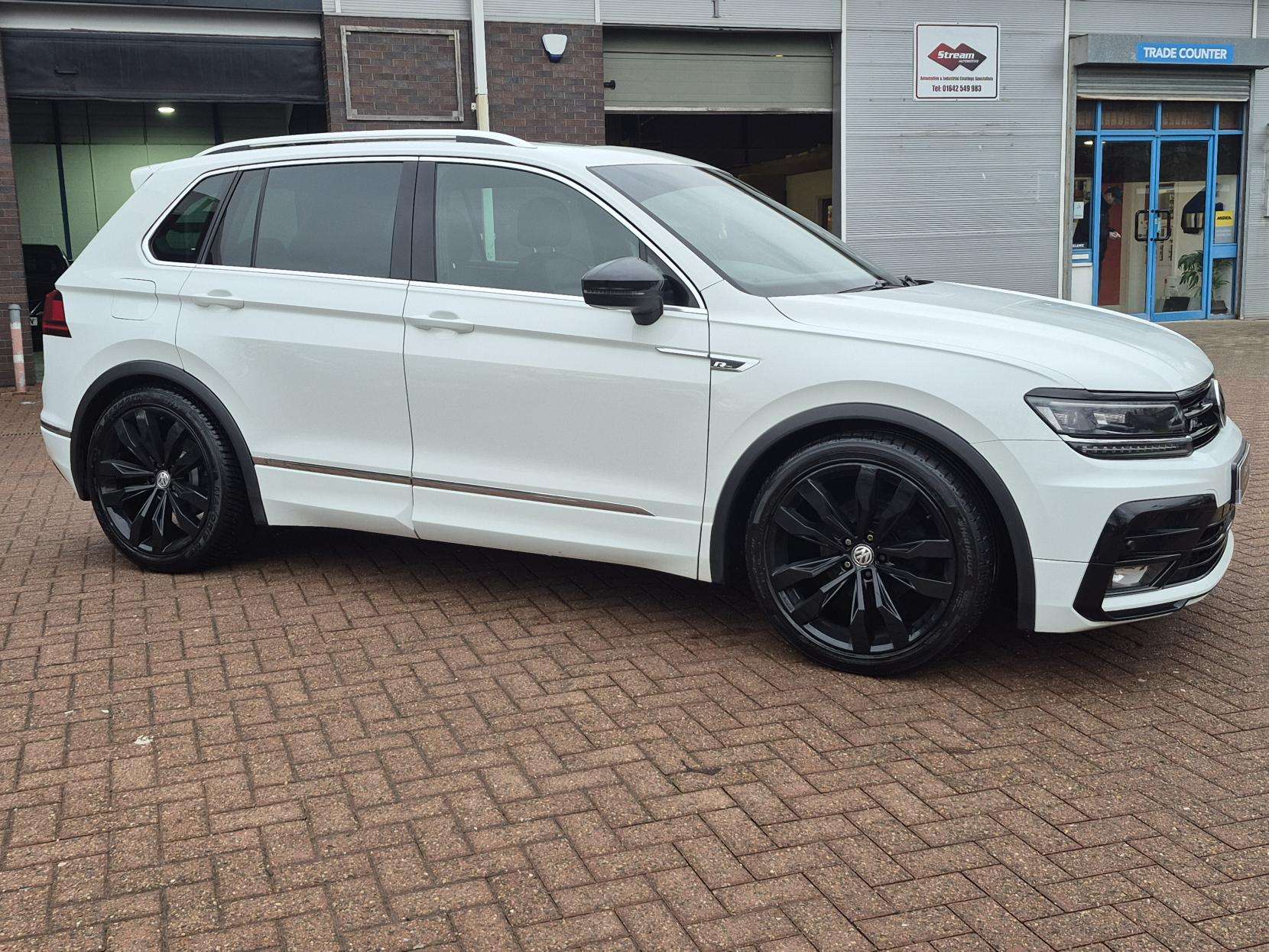 A 2017 VOLKSWAGEN TIGUAN 2.0 TDI R-Line SUV 5dr Diesel Manual Euro 6 (s/s) (150 ps) A 2017 VOLKSWAGEN TIGUAN 2.0 TDI R-Line SUV 5dr Diesel Manual Euro 6 (s/s) (150 ps)