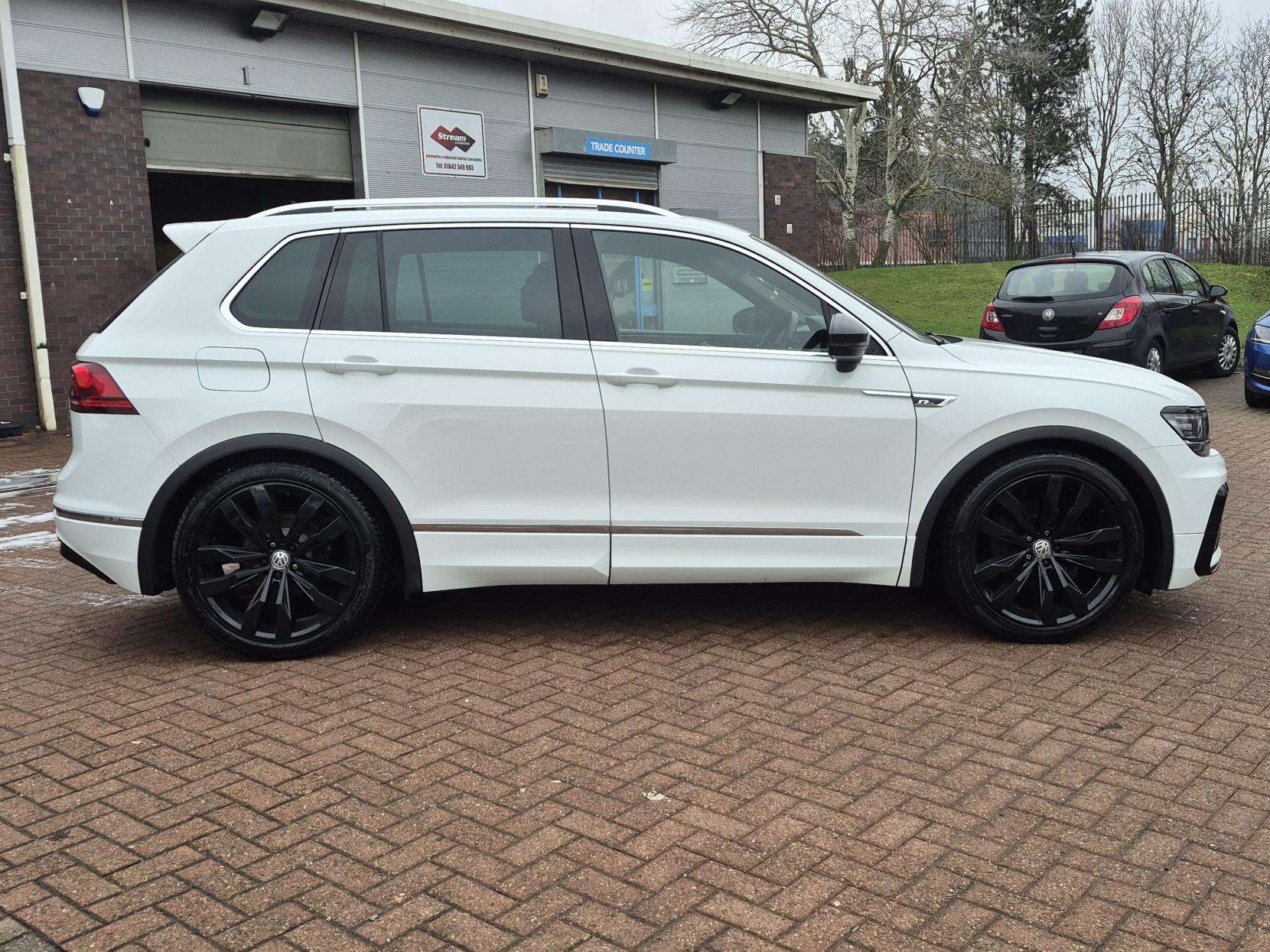 A 2017 VOLKSWAGEN TIGUAN 2.0 TDI R-Line SUV 5dr Diesel Manual Euro 6 (s/s) (150 ps) A 2017 VOLKSWAGEN TIGUAN 2.0 TDI R-Line SUV 5dr Diesel Manual Euro 6 (s/s) (150 ps)