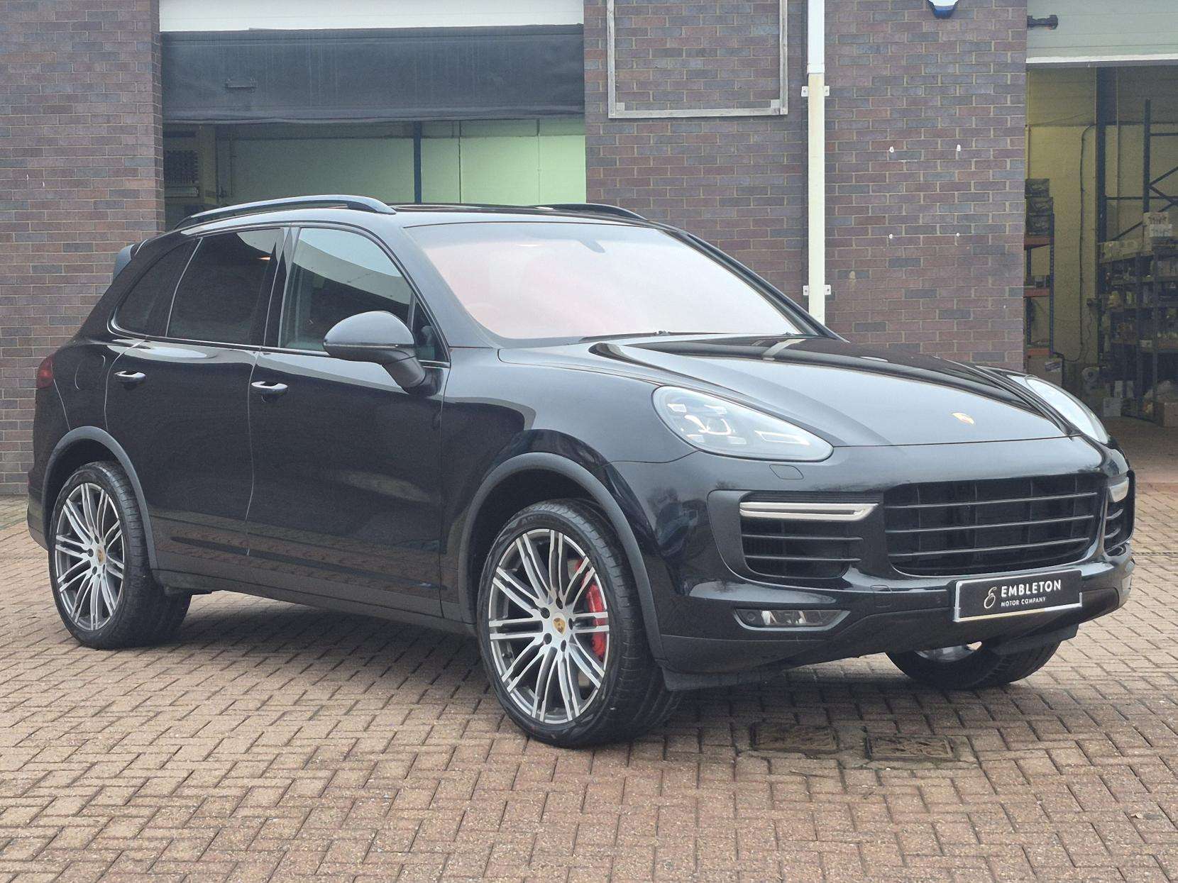 A 2015 PORSCHE CAYENNE 4.8T V8 Turbo SUV 5dr Petrol TiptronicS 4WD Euro 6 (s/s) (520 ps) A 2015 PORSCHE CAYENNE 4.8T V8 Turbo SUV 5dr Petrol TiptronicS 4WD Euro 6 (s/s) (520 ps)