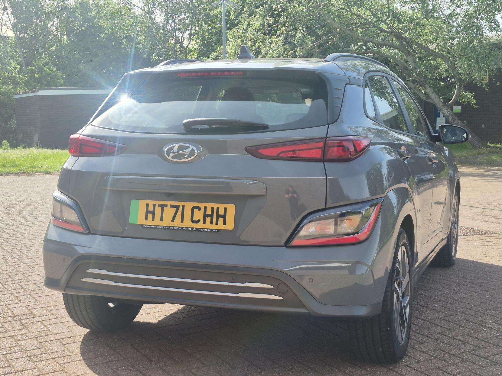 A 2022 HYUNDAI KONA 39kWh SE Connect SUV 5dr Electric Auto (10.5kW Charger) (136 ps) A 2022 HYUNDAI KONA 39kWh SE Connect SUV 5dr Electric Auto (10.5kW Charger) (136 ps)