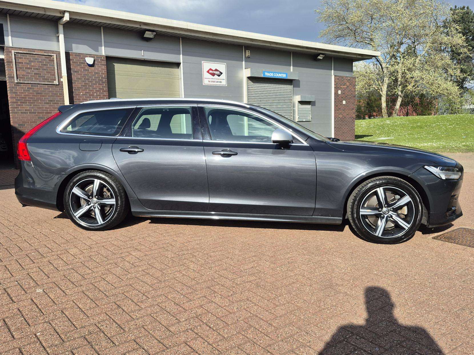 A 2019 VOLVO V90 2.0 T4 GPF R-Design Estate 5dr Petrol Auto Euro 6 (s/s) (190 ps) A 2019 VOLVO V90 2.0 T4 GPF R-Design Estate 5dr Petrol Auto Euro 6 (s/s) (190 ps)