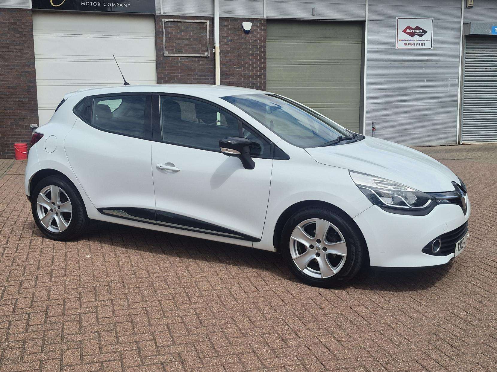 A 2015 RENAULT CLIO 1.5 dCi Dynamique MediaNav Hatchback 5dr Diesel Manual Euro 5 (s/s) (90 ps) A 2015 RENAULT CLIO 1.5 dCi Dynamique MediaNav Hatchback 5dr Diesel Manual Euro 5 (s/s) (90 ps)