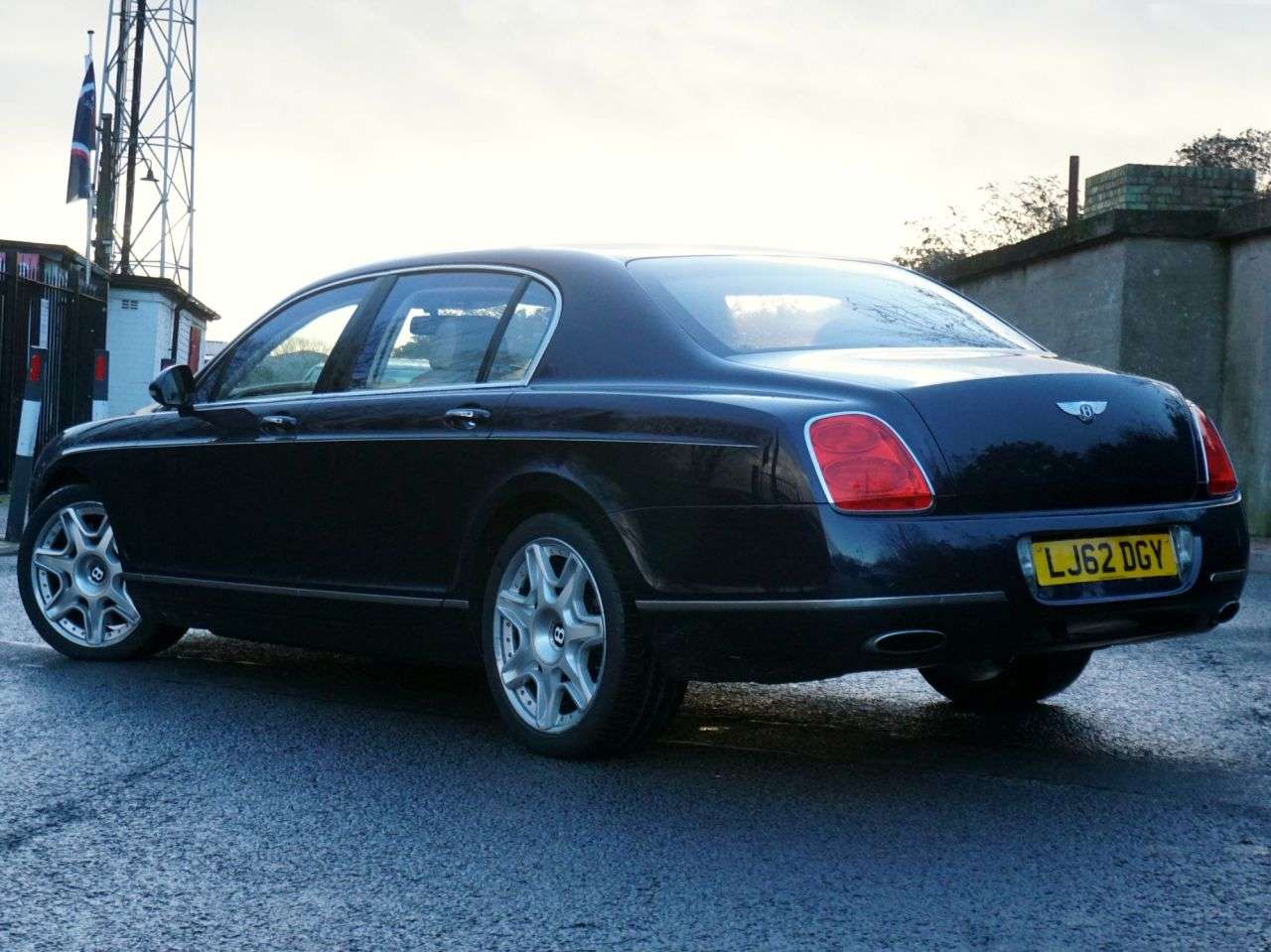 A 2012 BENTLEY CONTINENTAL 6.0 W12 Flying Spur Saloon 4dr Petrol Auto 4WD Euro 4 (560 ps) A 2012 BENTLEY CONTINENTAL 6.0 W12 Flying Spur Saloon 4dr Petrol Auto 4WD Euro 4 (560 ps)