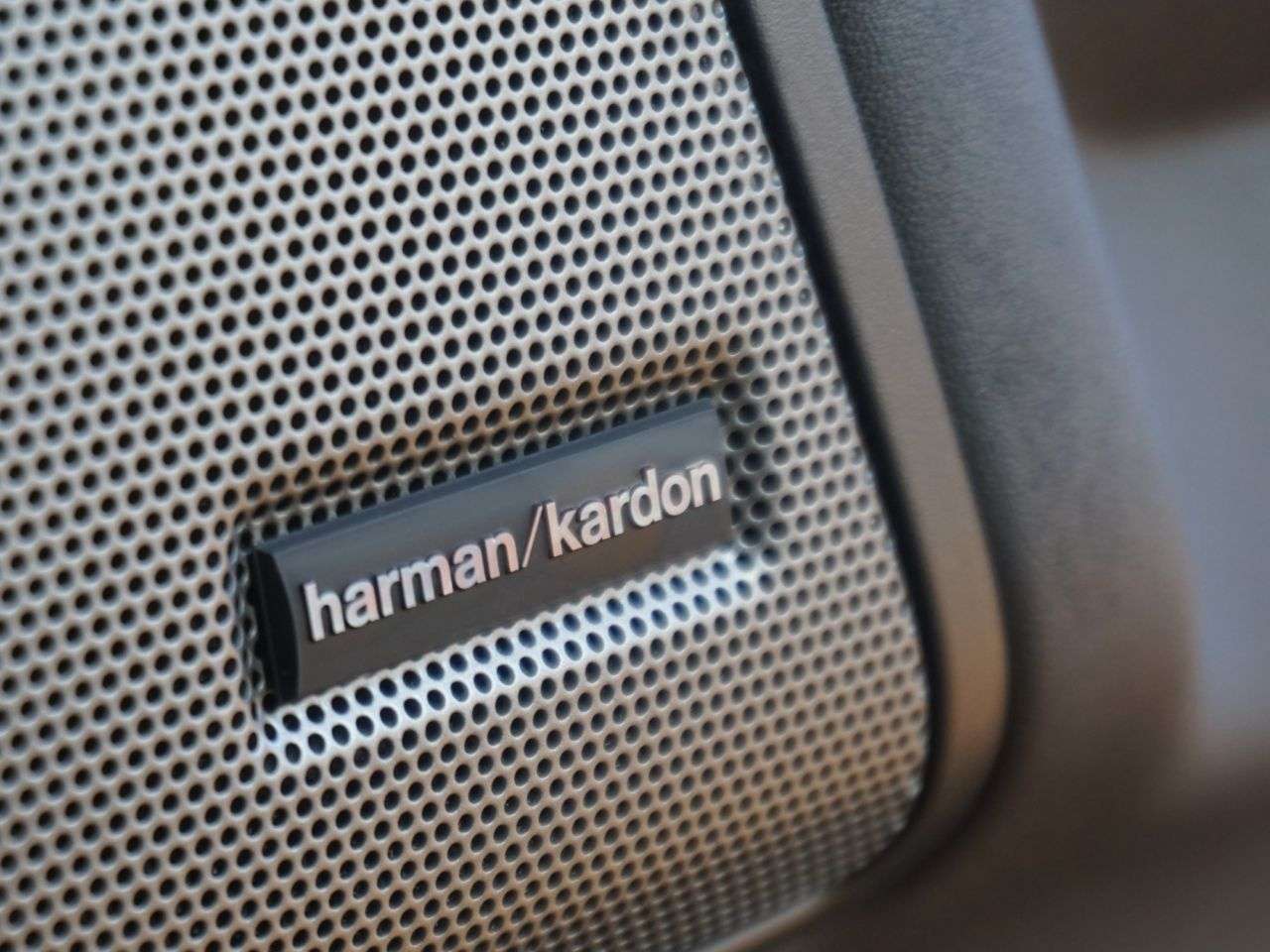 A 2011 LAND ROVER DISCOVERY 4 SE 5.0 V8 Commandshift SUV 7 Seat Petrol Auto 5dr - Just 43,911 Miles / Pan A 2011 LAND ROVER DISCOVERY 4 SE 5.0 V8 Commandshift SUV 7 Seat Petrol Auto 5dr - Just 43,911 Miles / Pan