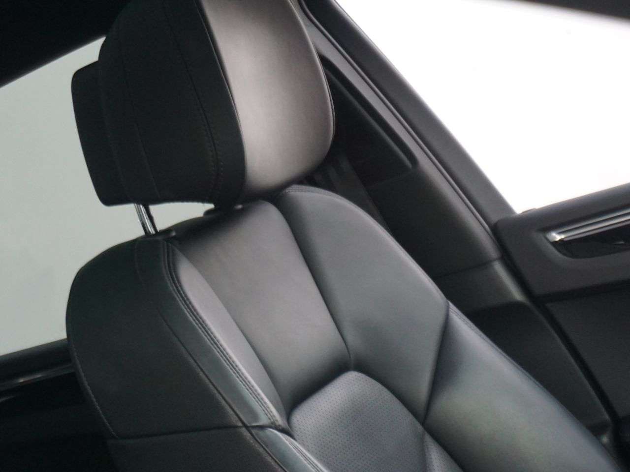 A 2014 PORSCHE MACAN 3.0 TD V6 S SUV Diesel PDK 4WD Euro 6 (s/s) 5dr - Just 98,447 Miles / Panor A 2014 PORSCHE MACAN 3.0 TD V6 S SUV Diesel PDK 4WD Euro 6 (s/s) 5dr - Just 98,447 Miles / Panor