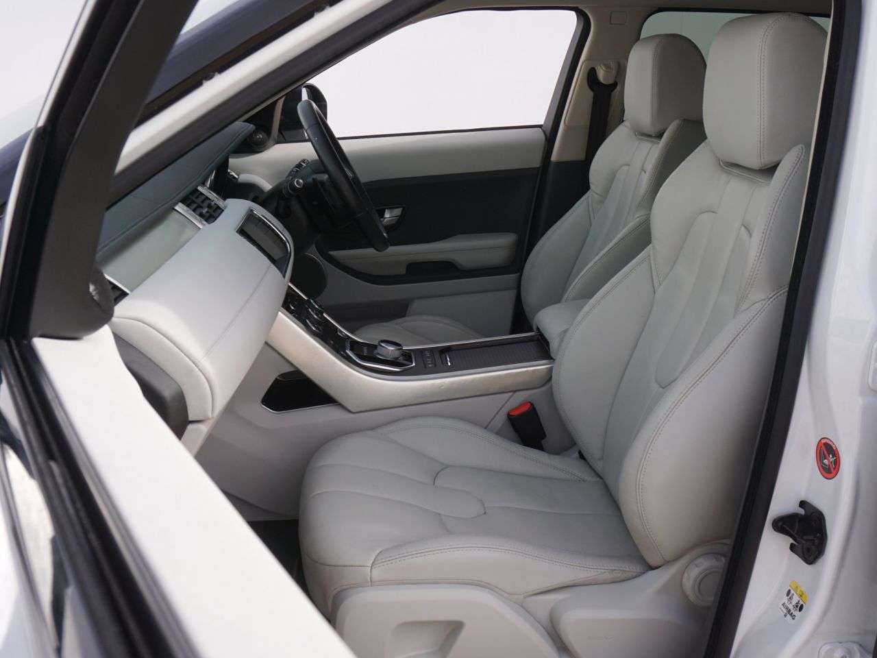 A 2014 LAND ROVER RANGE ROVER EVOQUE 2.2 SD4 Pure SUV Diesel Auto 4WD (s/s) 5dr - Just 30,597 Miles from New / H A 2014 LAND ROVER RANGE ROVER EVOQUE 2.2 SD4 Pure SUV Diesel Auto 4WD (s/s) 5dr - Just 30,597 Miles from New / H