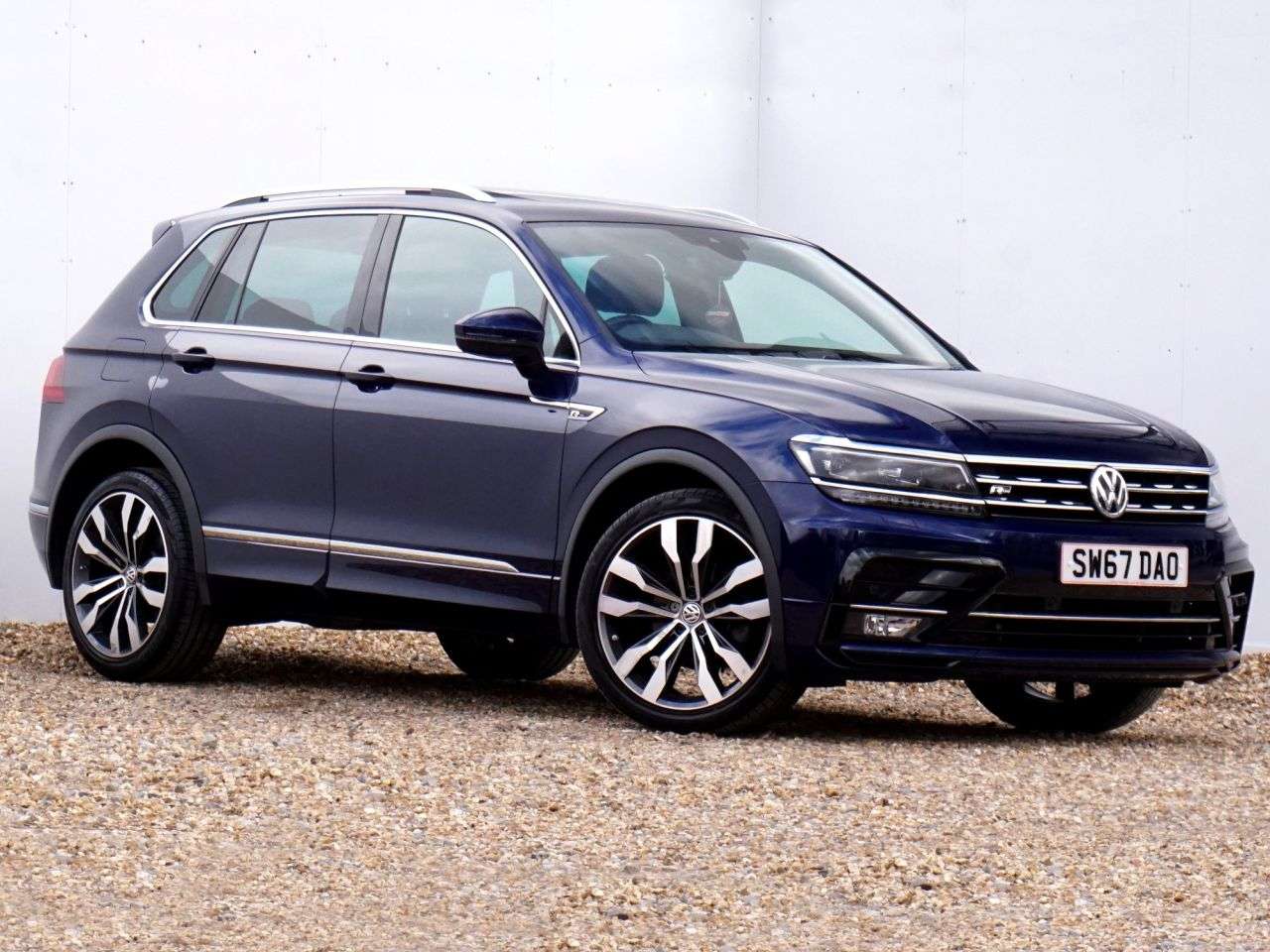 A 2017 VOLKSWAGEN TIGUAN 2.0 TDI R-Line SUV Diesel DSG 4Motion Euro 6 (s/s) 5dr - Just 52,079 Miles A 2017 VOLKSWAGEN TIGUAN 2.0 TDI R-Line SUV Diesel DSG 4Motion Euro 6 (s/s) 5dr - Just 52,079 Miles