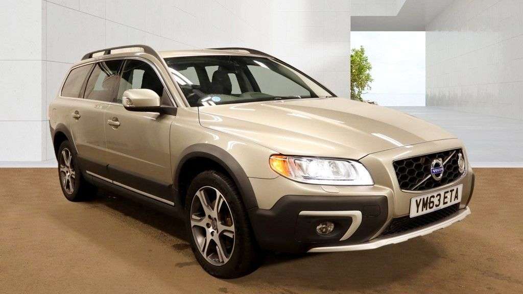A 2014 VOLVO XC70 2.4 D5 SE Lux Estate Diesel Geartronic AWD 5dr - Just 39,272 Miles / Heated A 2014 VOLVO XC70 2.4 D5 SE Lux Estate Diesel Geartronic AWD 5dr - Just 39,272 Miles / Heated
