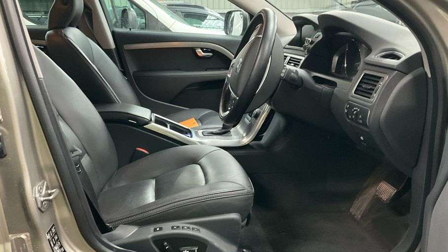 A 2014 VOLVO XC70 2.4 D5 SE Lux Estate Diesel Geartronic AWD 5dr - Just 39,272 Miles / Heated A 2014 VOLVO XC70 2.4 D5 SE Lux Estate Diesel Geartronic AWD 5dr - Just 39,272 Miles / Heated