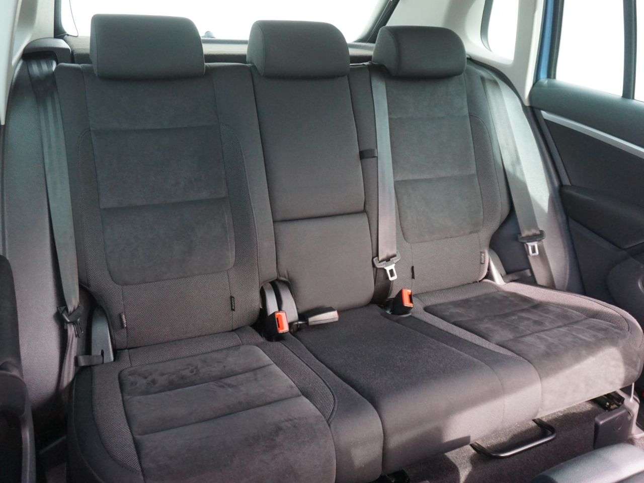 A 2013 VOLKSWAGEN TIGUAN 2.0 TDI BlueMotion Tech SE SUV Diesel DSG 4WD (s/s) 5dr - Just 64,000 Miles A 2013 VOLKSWAGEN TIGUAN 2.0 TDI BlueMotion Tech SE SUV Diesel DSG 4WD (s/s) 5dr - Just 64,000 Miles