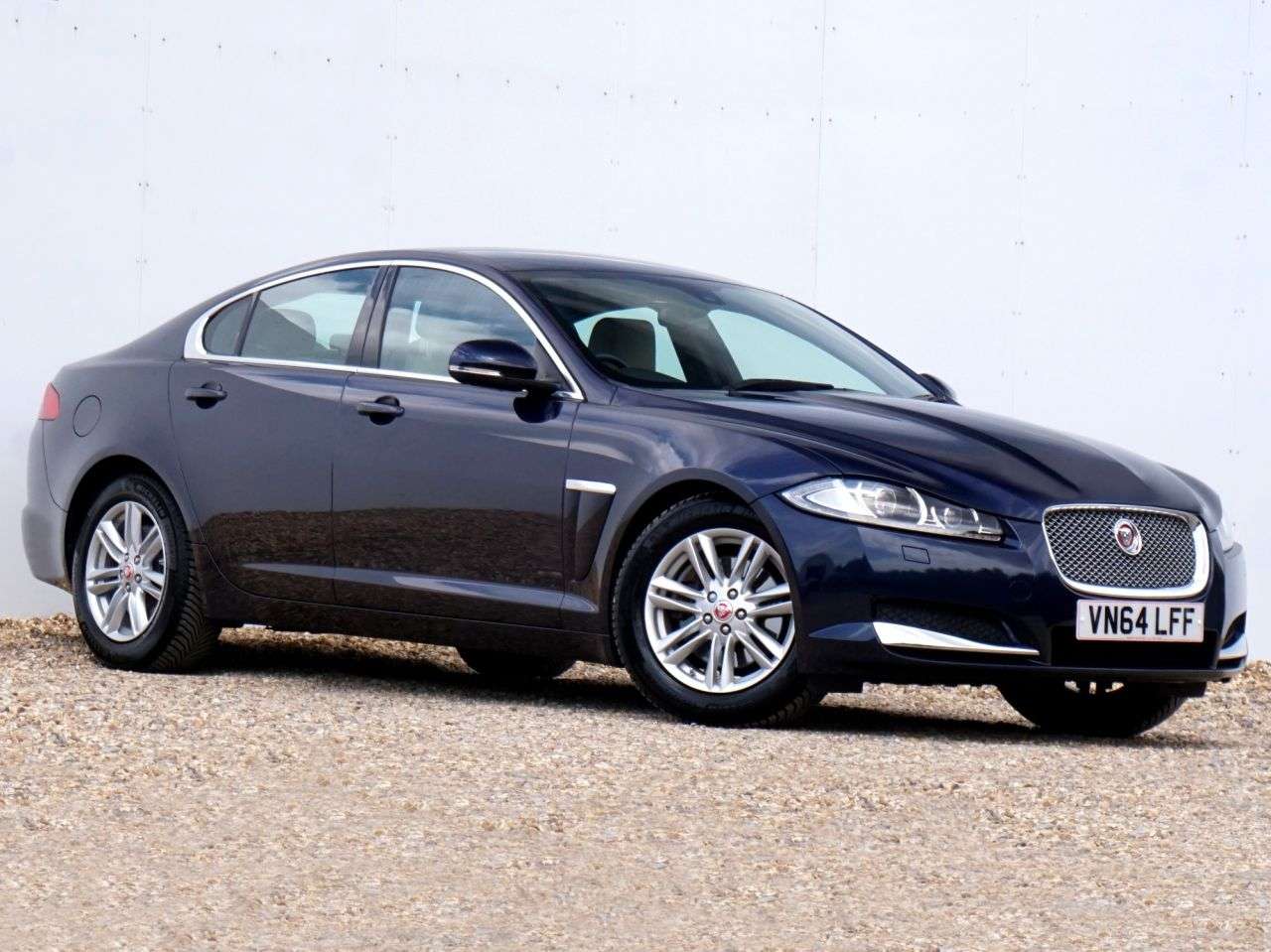 A 2014 JAGUAR XF 2.2d Luxury Saloon 4dr Diesel Auto Euro 5 (s/s) (163 ps) A 2014 JAGUAR XF 2.2d Luxury Saloon 4dr Diesel Auto Euro 5 (s/s) (163 ps)