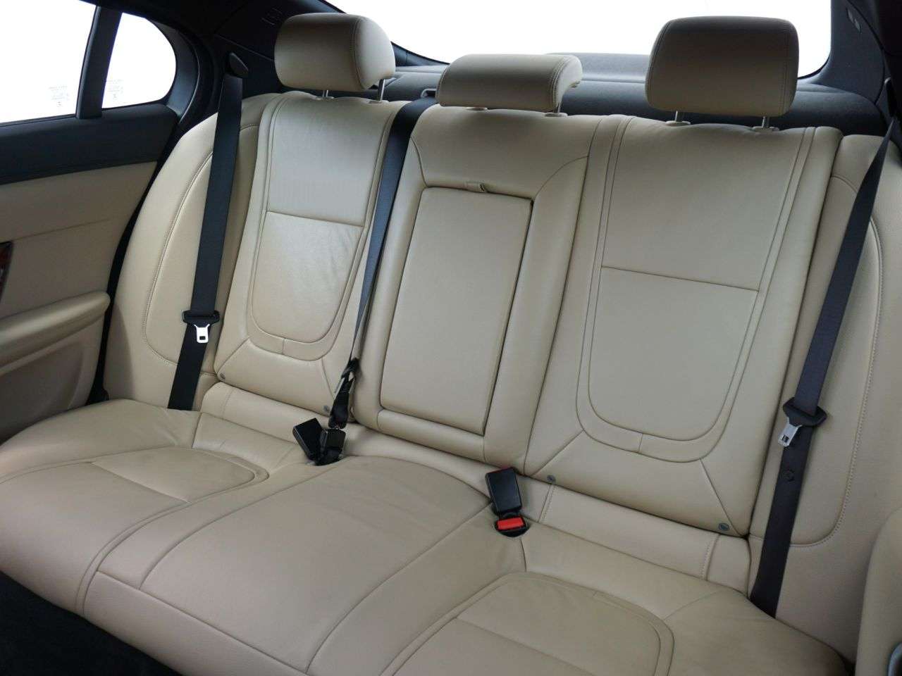 A 2014 JAGUAR XF 2.2d Luxury Saloon 4dr Diesel Auto Euro 5 (s/s) (163 ps) A 2014 JAGUAR XF 2.2d Luxury Saloon 4dr Diesel Auto Euro 5 (s/s) (163 ps)