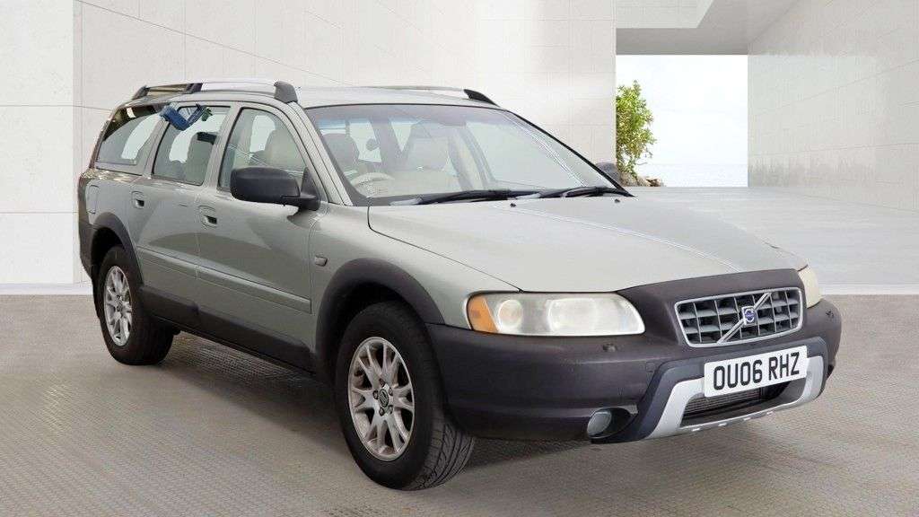 A 2006 VOLVO XC70 2.4 D5 SE Lux Estate Diesel Geartronic AWD 5dr - Just 48,841 Miles / 1 Owne A 2006 VOLVO XC70 2.4 D5 SE Lux Estate Diesel Geartronic AWD 5dr - Just 48,841 Miles / 1 Owne