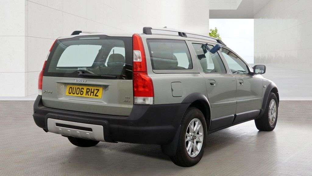A 2006 VOLVO XC70 2.4 D5 SE Lux Estate Diesel Geartronic AWD 5dr - Just 48,841 Miles / 1 Owne A 2006 VOLVO XC70 2.4 D5 SE Lux Estate Diesel Geartronic AWD 5dr - Just 48,841 Miles / 1 Owne
