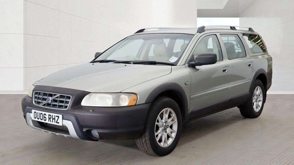A 2006 VOLVO XC70 2.4 D5 SE Lux Estate Diesel Geartronic AWD 5dr - Just 48,841 Miles / 1 Owne A 2006 VOLVO XC70 2.4 D5 SE Lux Estate Diesel Geartronic AWD 5dr - Just 48,841 Miles / 1 Owne