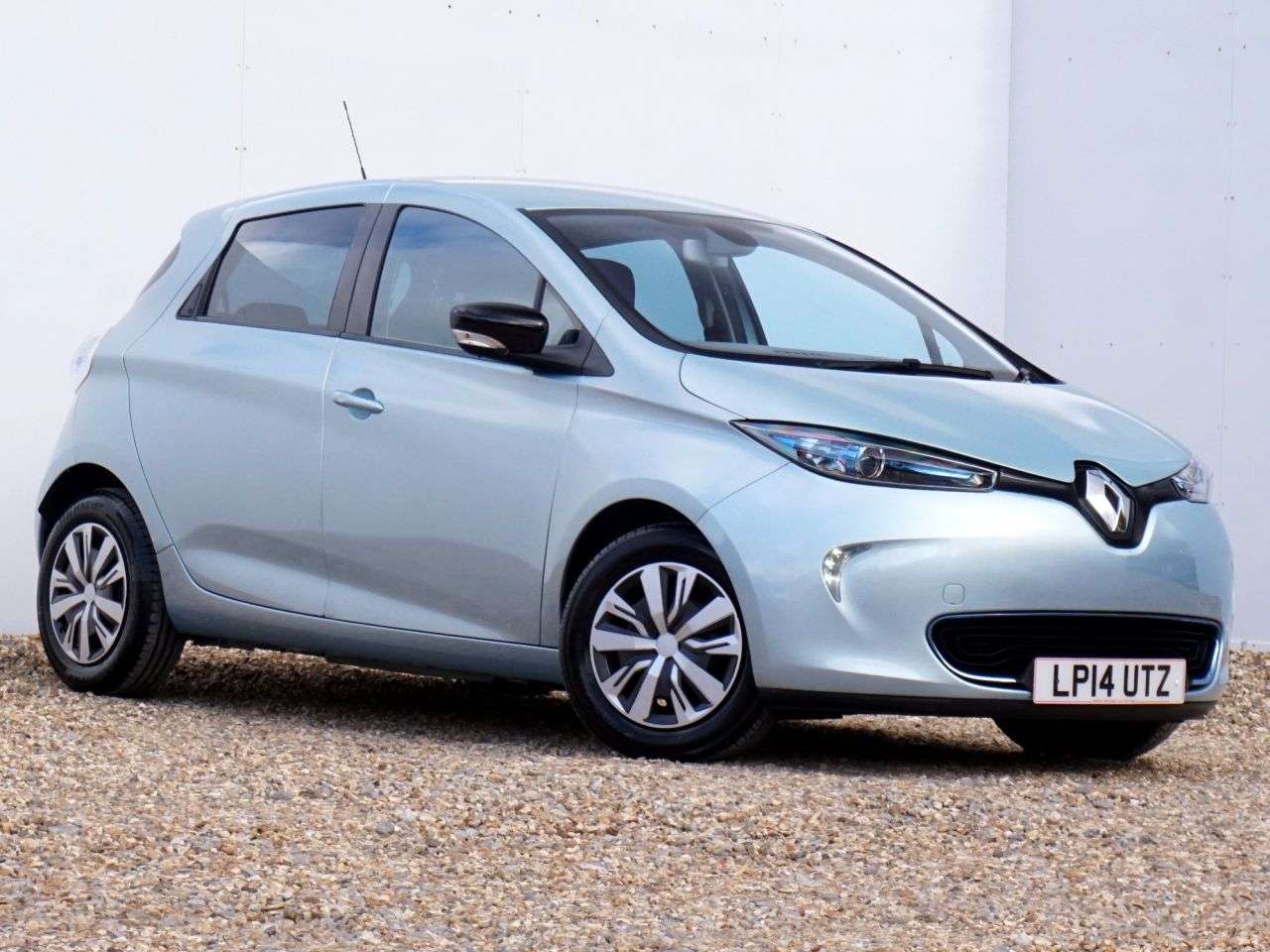 A 2014 RENAULT ZOE 22kWh Expression Hatchback Electric Auto (Battery Lease) 5dr - Just 17,825 A 2014 RENAULT ZOE 22kWh Expression Hatchback Electric Auto (Battery Lease) 5dr - Just 17,825