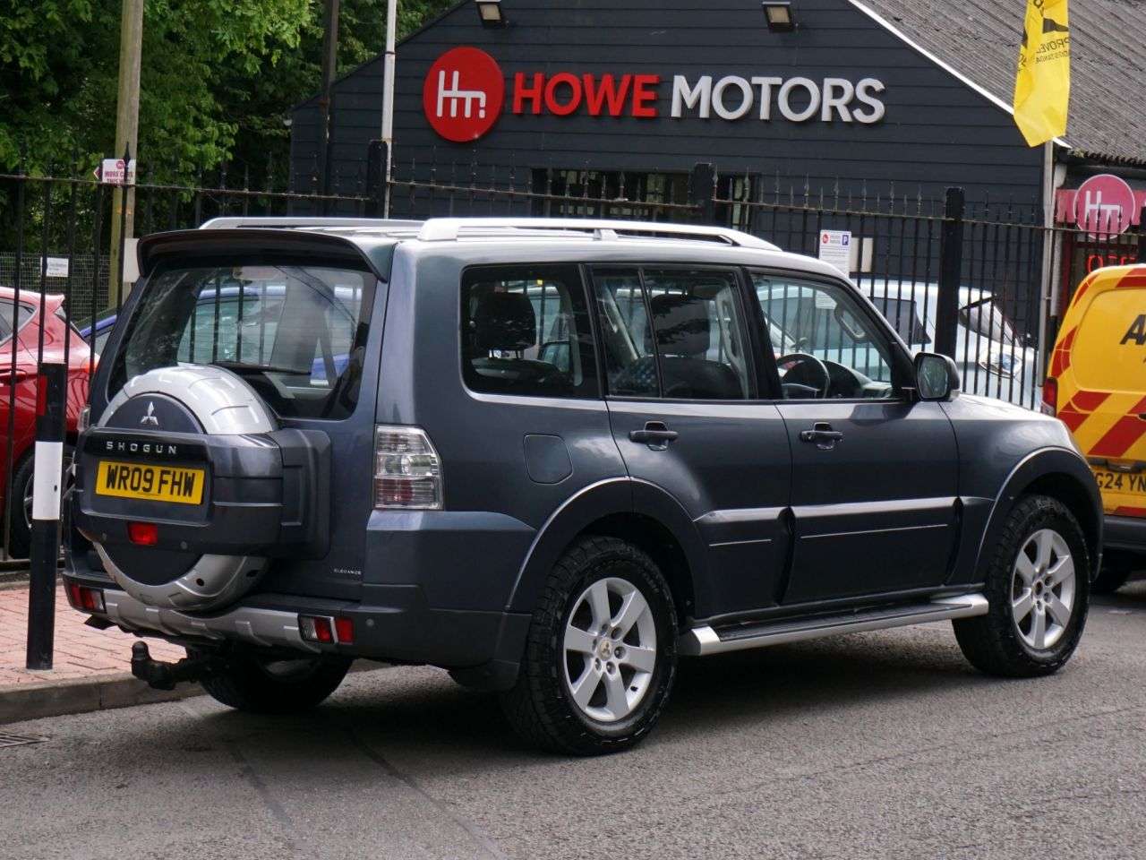 A 2009 MITSUBISHI SHOGUN 3.2 DI-DC Elegance SUV Diesel Auto 4WD LWB 5dr - Glass Sunroof / Heated Lea A 2009 MITSUBISHI SHOGUN 3.2 DI-DC Elegance SUV Diesel Auto 4WD LWB 5dr - Glass Sunroof / Heated Lea