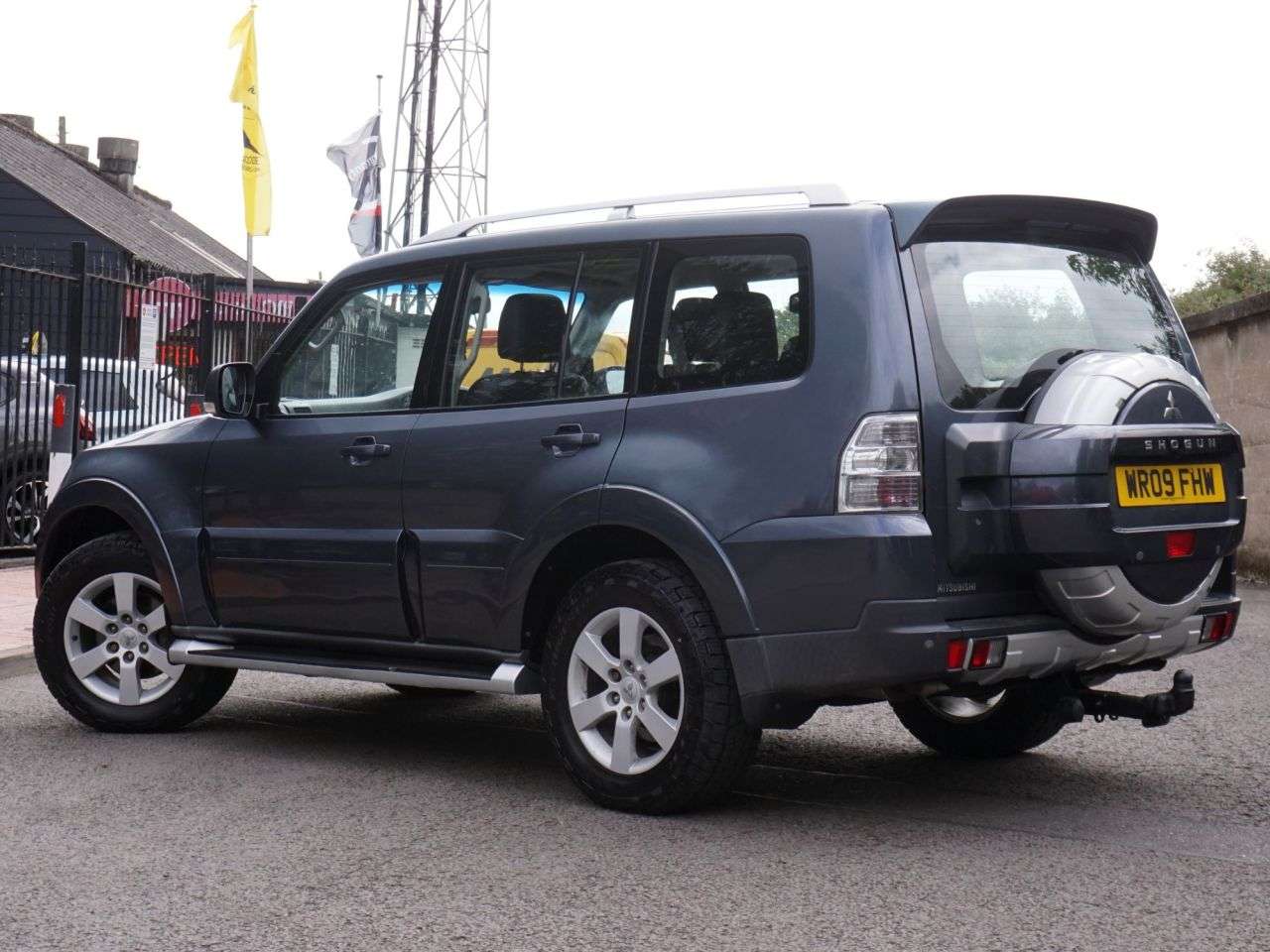 A 2009 MITSUBISHI SHOGUN 3.2 DI-DC Elegance SUV Diesel Auto 4WD LWB 5dr - Glass Sunroof / Heated Lea A 2009 MITSUBISHI SHOGUN 3.2 DI-DC Elegance SUV Diesel Auto 4WD LWB 5dr - Glass Sunroof / Heated Lea