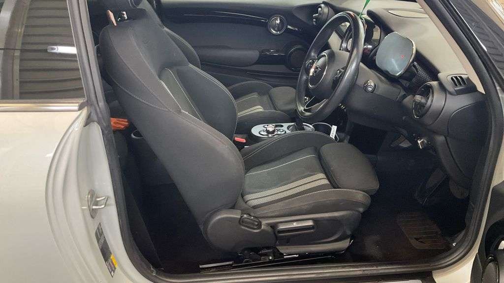 A 2020 MINI ELECTRIC HATCH Cooper SE 32.6kWh Level 1 Hatchback Electric Auto 3dr - Just 19,315 Miles / A 2020 MINI ELECTRIC HATCH Cooper SE 32.6kWh Level 1 Hatchback Electric Auto 3dr - Just 19,315 Miles /