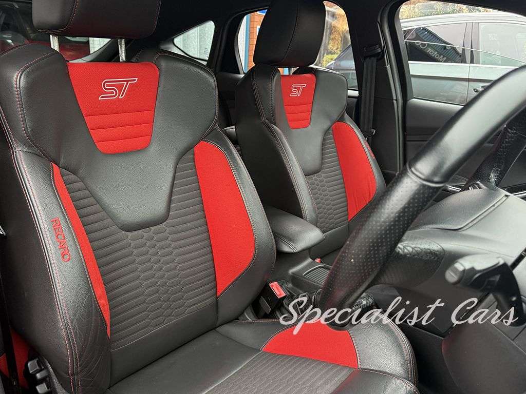 A 2015 FORD FOCUS 2.0T EcoBoost ST-2 Hatchback 5dr Petrol Manual Euro 6 (s/s) (250 ps) A 2015 FORD FOCUS 2.0T EcoBoost ST-2 Hatchback 5dr Petrol Manual Euro 6 (s/s) (250 ps)