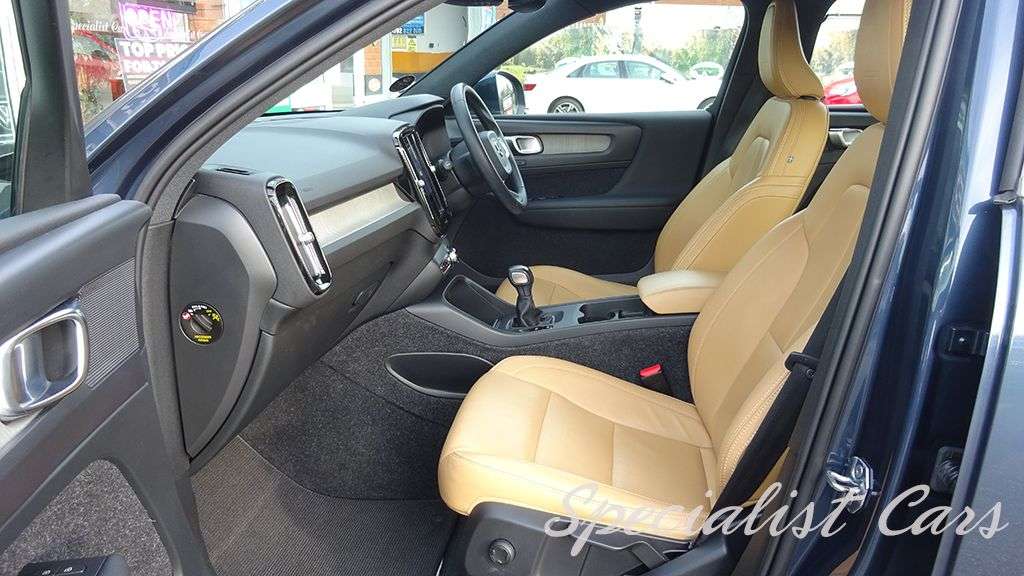 2019 VOLVO XC40 2019 VOLVO XC40