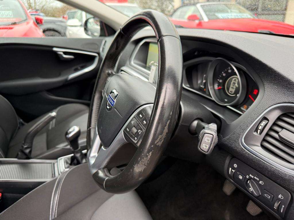 2015 VOLVO V40 2015 VOLVO V40