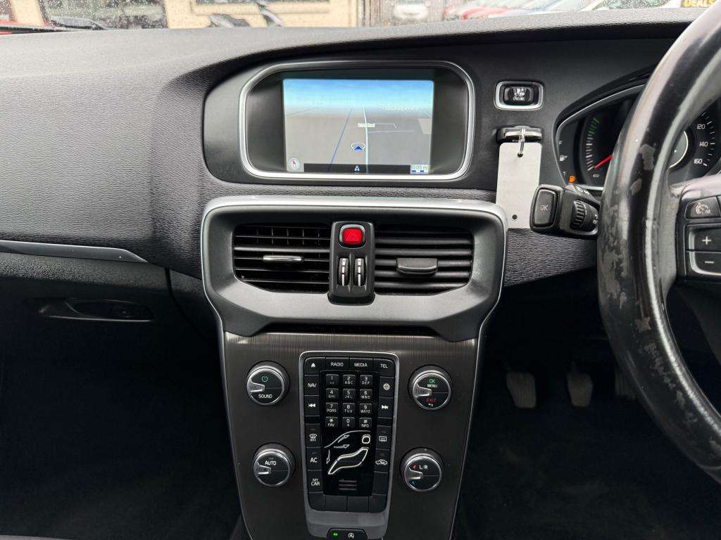 2015 VOLVO V40 2015 VOLVO V40