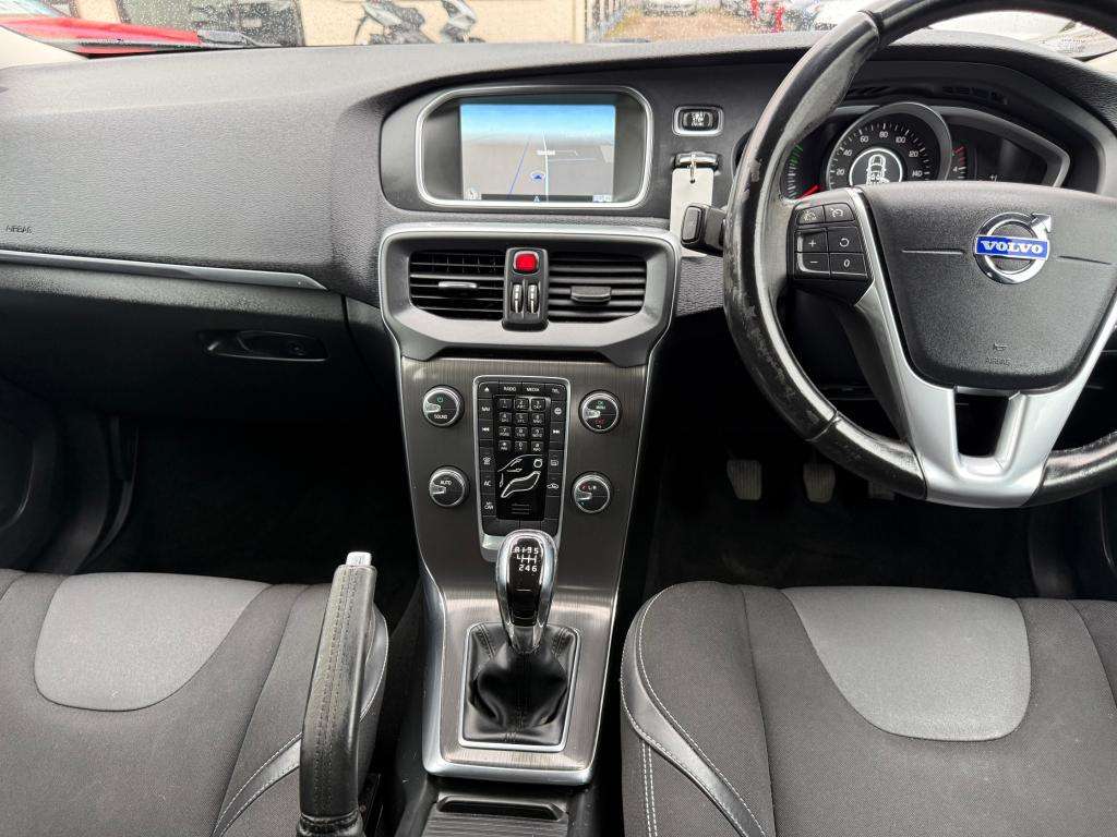 2015 VOLVO V40 2015 VOLVO V40