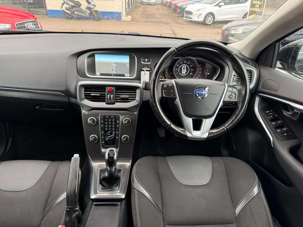 2015 VOLVO V40 2015 VOLVO V40