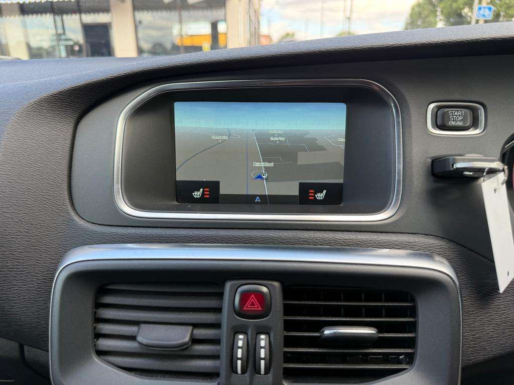 2015 VOLVO V40 2015 VOLVO V40