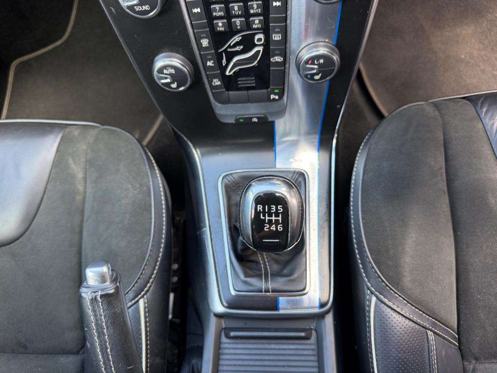 2015 VOLVO V40 2015 VOLVO V40
