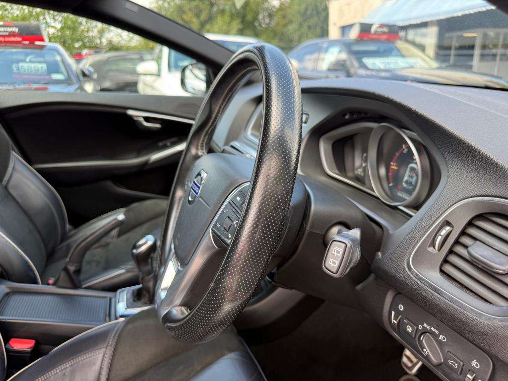 2015 VOLVO V40 2015 VOLVO V40