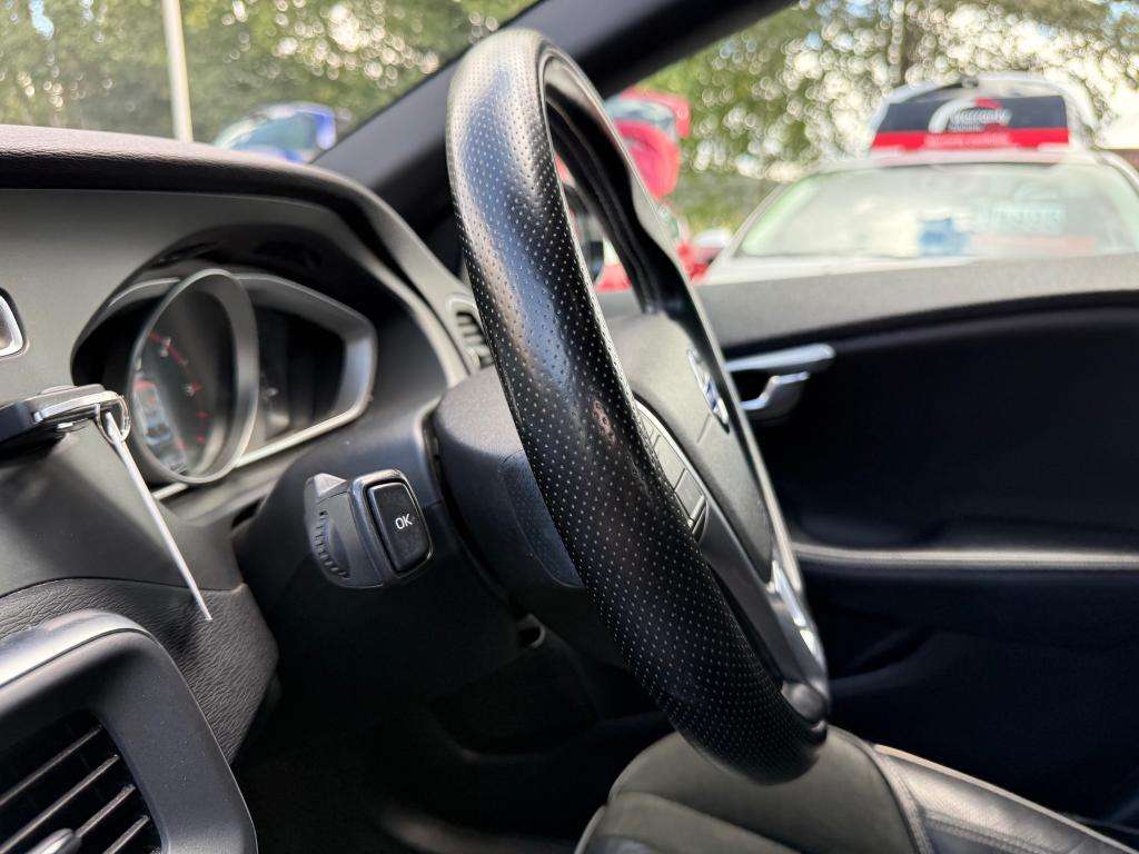 2015 VOLVO V40 2015 VOLVO V40
