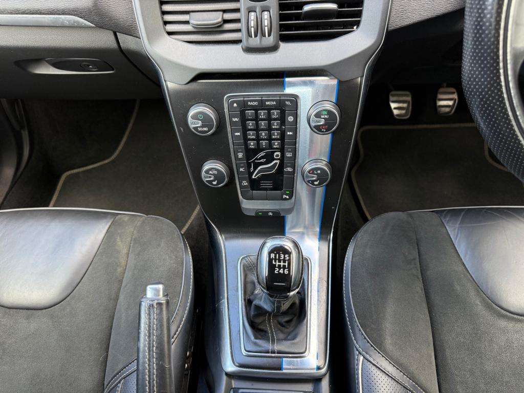2015 VOLVO V40 2015 VOLVO V40