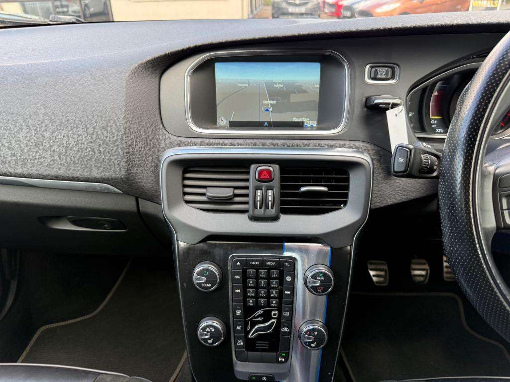 2015 VOLVO V40 2015 VOLVO V40