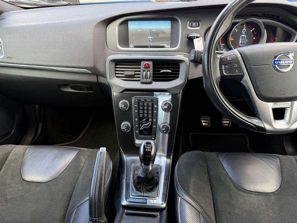 2015 VOLVO V40 2015 VOLVO V40