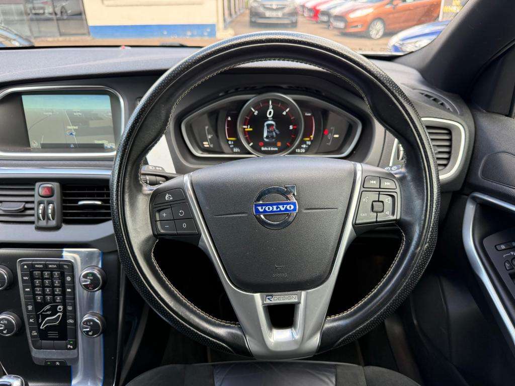 2015 VOLVO V40 2015 VOLVO V40