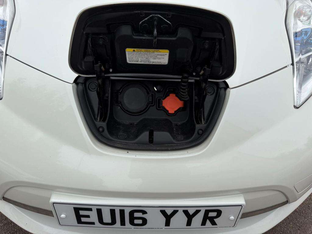 A 2016 NISSAN LEAF Tekna 30kwh A 2016 NISSAN LEAF Tekna 30kwh