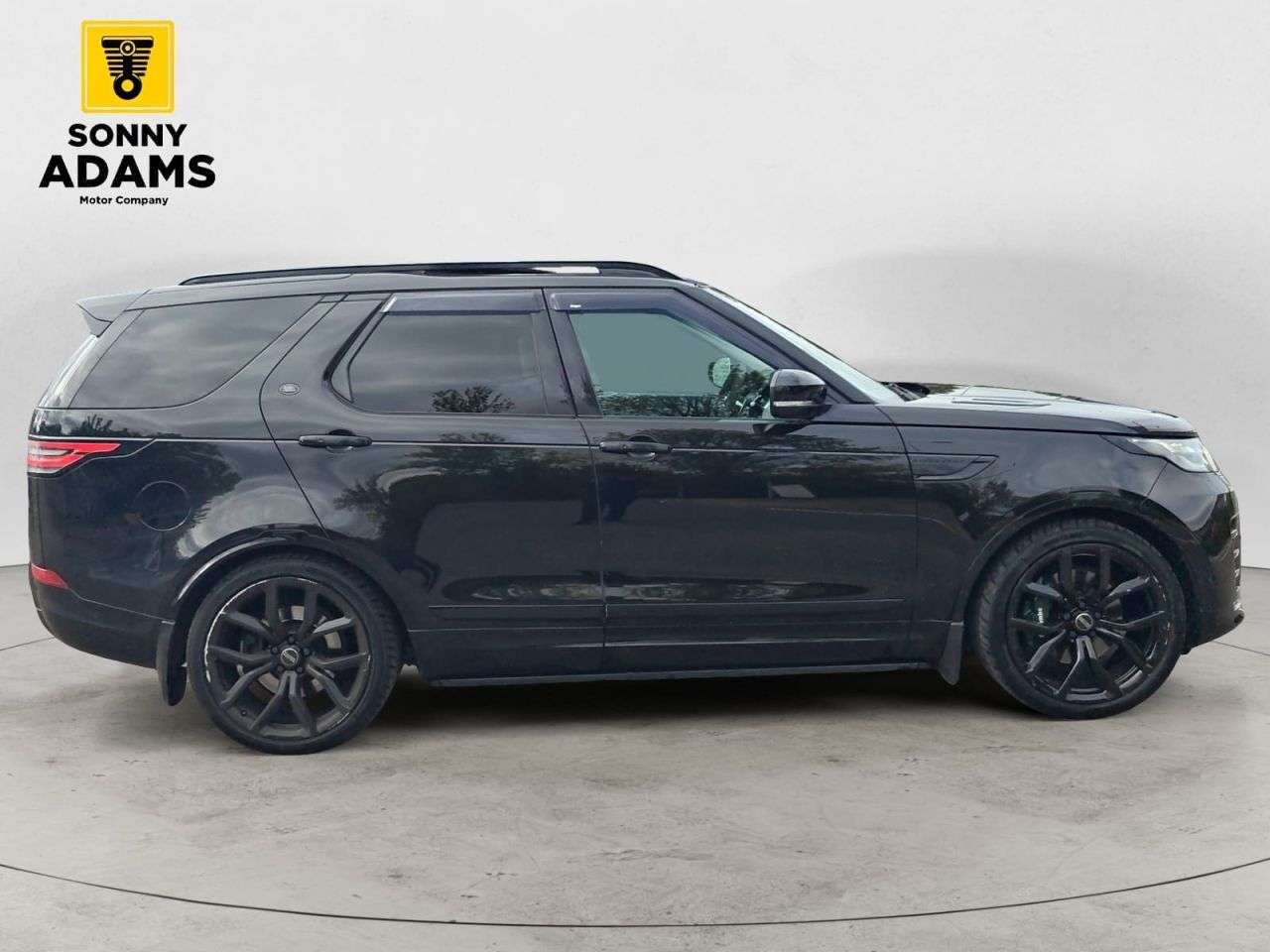 A 2017 LAND ROVER DISCOVERY 3.0 TD V6 HSE Luxury SUV 5dr Diesel Auto 4WD Euro 6 (s/s) (258 ps) A 2017 LAND ROVER DISCOVERY 3.0 TD V6 HSE Luxury SUV 5dr Diesel Auto 4WD Euro 6 (s/s) (258 ps)