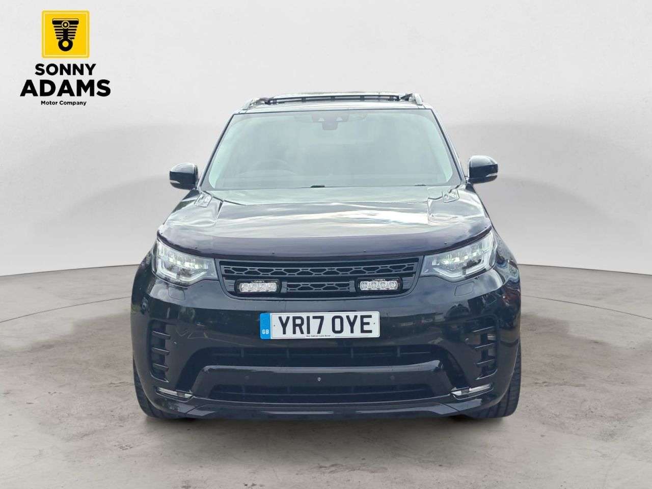 A 2017 LAND ROVER DISCOVERY 3.0 TD V6 HSE Luxury SUV 5dr Diesel Auto 4WD Euro 6 (s/s) (258 ps) A 2017 LAND ROVER DISCOVERY 3.0 TD V6 HSE Luxury SUV 5dr Diesel Auto 4WD Euro 6 (s/s) (258 ps)
