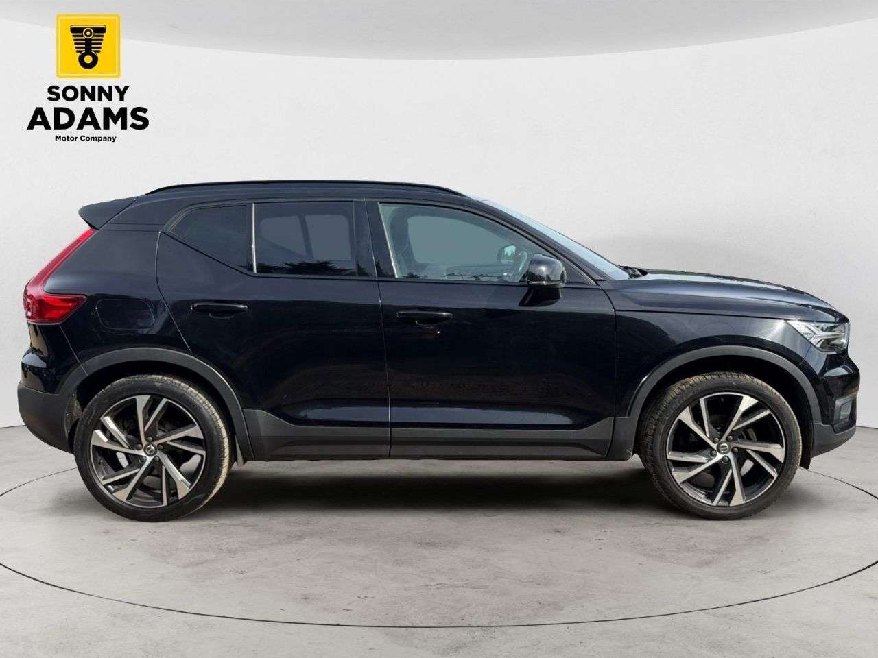 A 2021 VOLVO XC40 1.5 T3 R-Design Pro SUV 5dr Petrol Manual Euro 6 (s/s) (163 ps) A 2021 VOLVO XC40 1.5 T3 R-Design Pro SUV 5dr Petrol Manual Euro 6 (s/s) (163 ps)