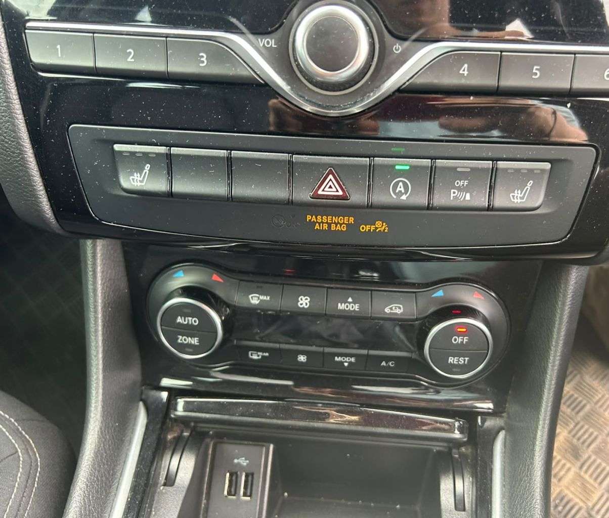 2017 INFINITI Q30 2017 INFINITI Q30