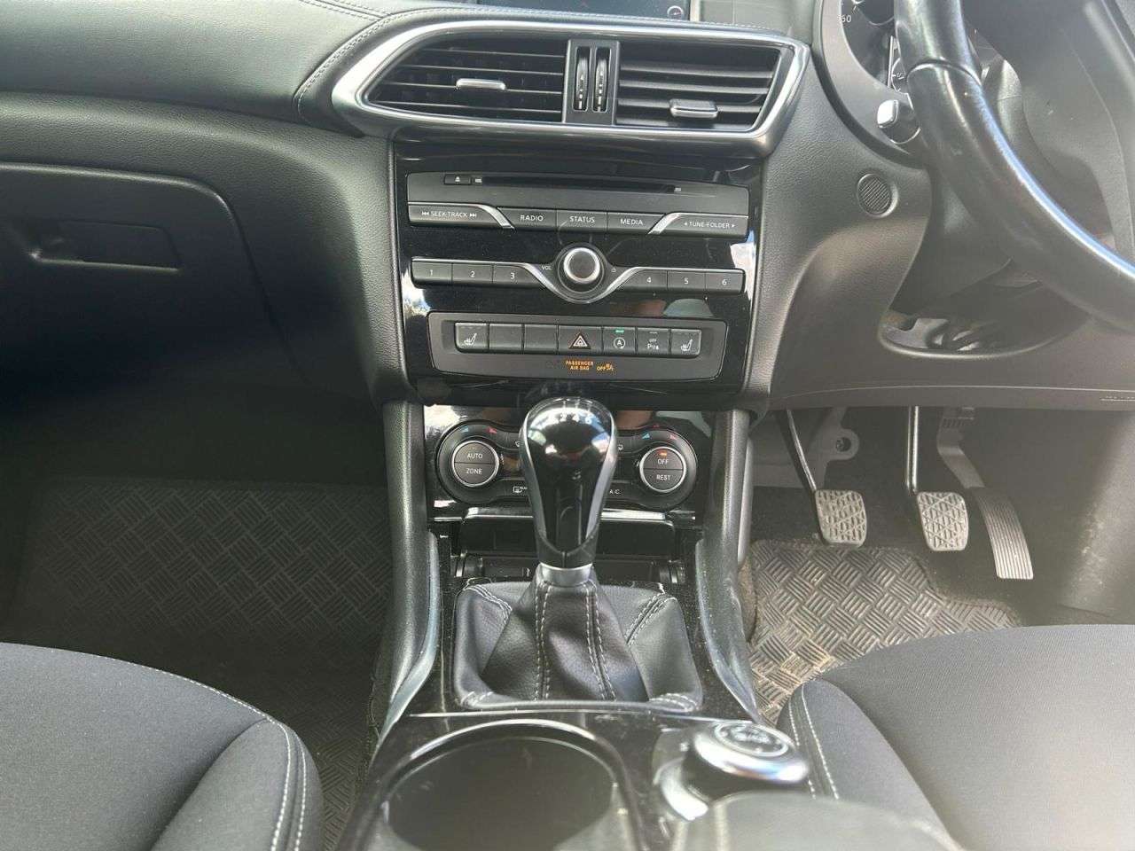 2017 INFINITI Q30 2017 INFINITI Q30