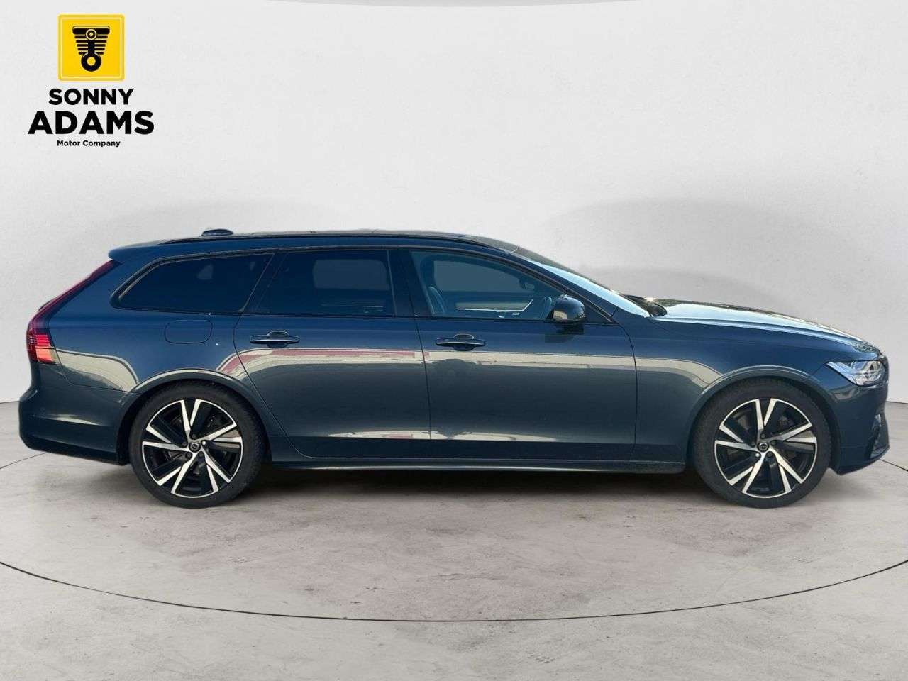 A 2021 VOLVO V90 2.0 B5 MHEV R-Design Estate 5dr Petrol Hybrid Auto Euro 6 (s/s) (250 ps) A 2021 VOLVO V90 2.0 B5 MHEV R-Design Estate 5dr Petrol Hybrid Auto Euro 6 (s/s) (250 ps)