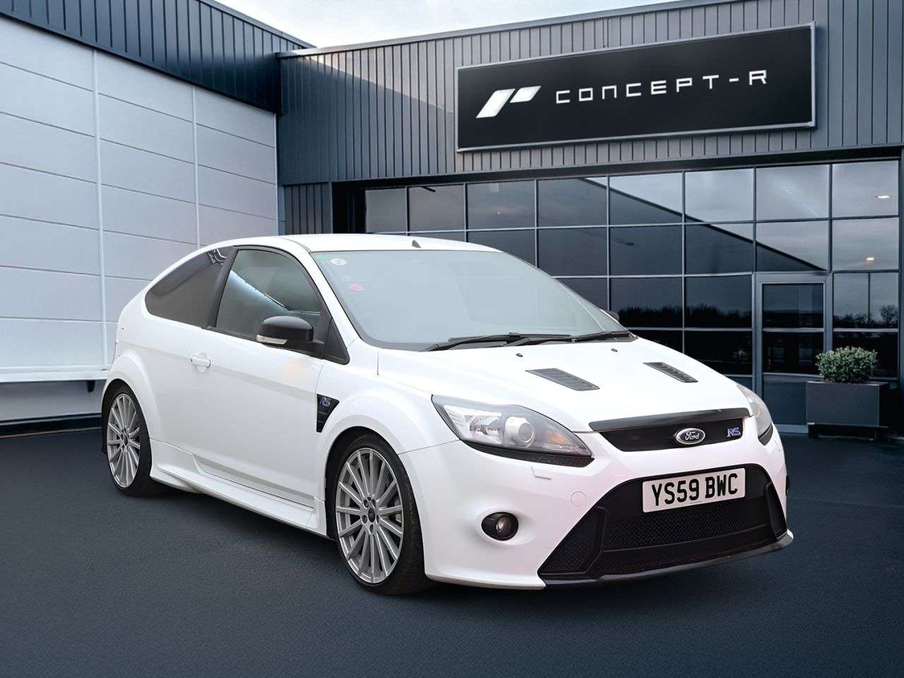A 2009 FORD FOCUS 2.5 RS Hatchback 3dr Petrol Manual (225 g/km, 301 bhp) ***13 SERVICE STAMPS A 2009 FORD FOCUS 2.5 RS Hatchback 3dr Petrol Manual (225 g/km, 301 bhp) ***13 SERVICE STAMPS