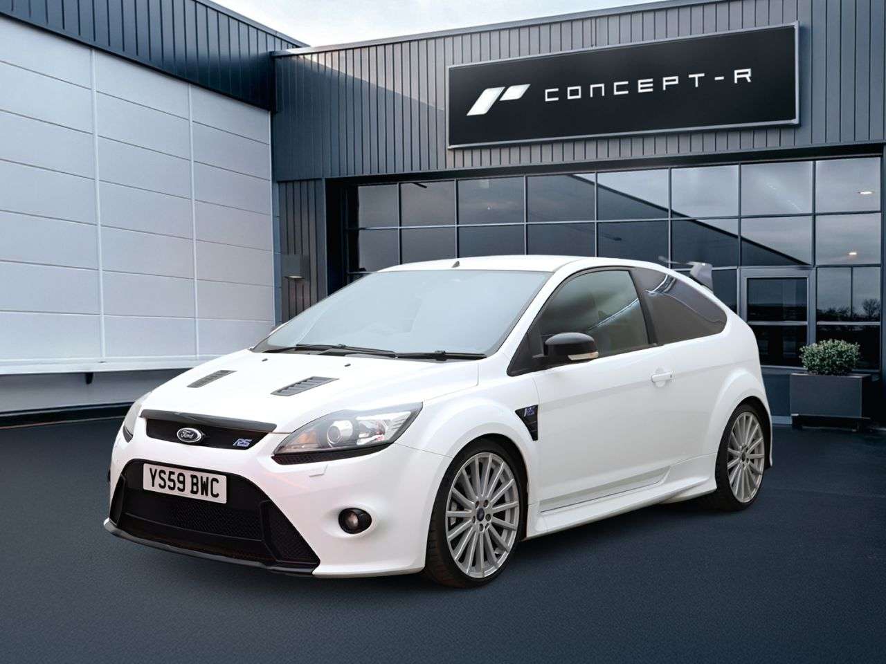 A 2009 FORD FOCUS 2.5 RS Hatchback 3dr Petrol Manual (225 g/km, 301 bhp) ***13 SERVICE STAMPS A 2009 FORD FOCUS 2.5 RS Hatchback 3dr Petrol Manual (225 g/km, 301 bhp) ***13 SERVICE STAMPS